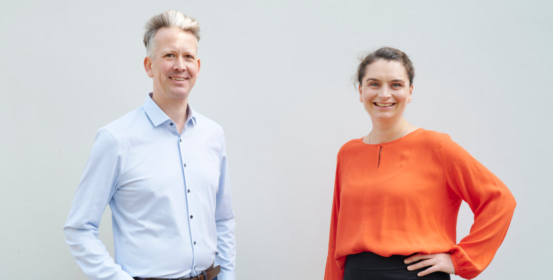 Die wobie box Gründer Fee und Karsten Fröiland bei der gemeinsamen Produktentwicklung der Spotify Musikbox für Kinder.